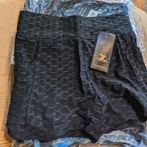 Black scrunchy butt lifting shorts